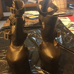 Platform woman shoes